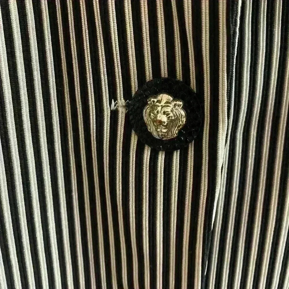 Black and white stripe blazer with shoulder pads very stretchy size medium - Picture 4 of 9